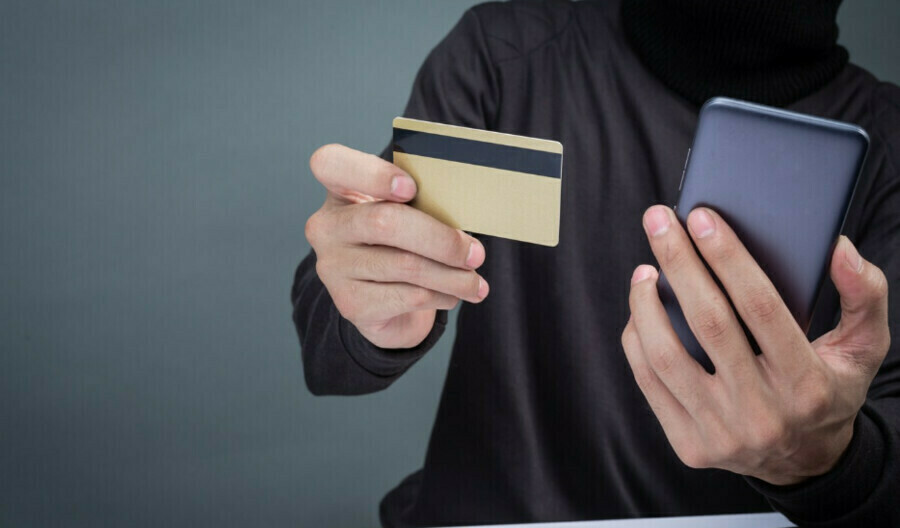 Выяснилось кто чаще всего становится жертвой мошенников перед Новым годом