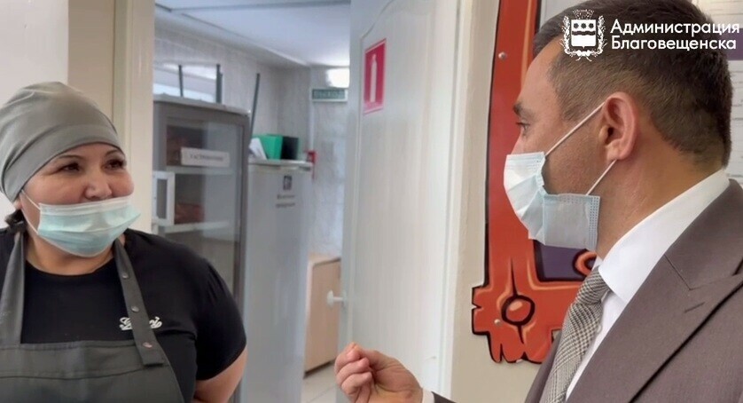 Мэр Благовещенска зашел в столовую одной из школ города Какие у него остались впечатления видео 