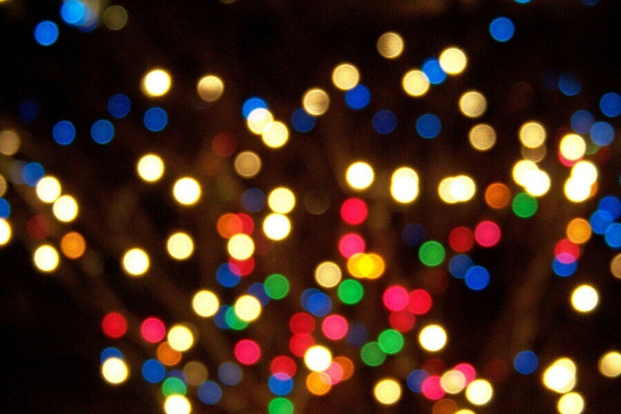 Россиянам напомнили о штрафах за размещение гирлянды на фасадах