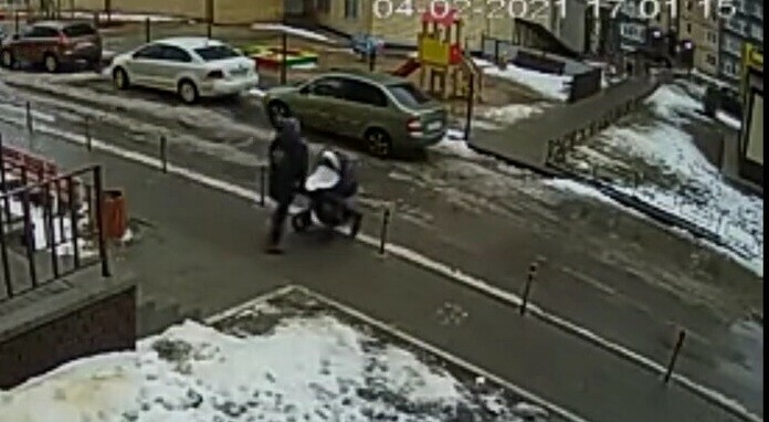 Появилось видео падения мужчины на коляску с младенцем в Воронеже видео 18