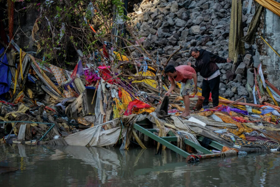 Россиянка погибла при наводнении на Бали ее унесло с мотоциклом под мост