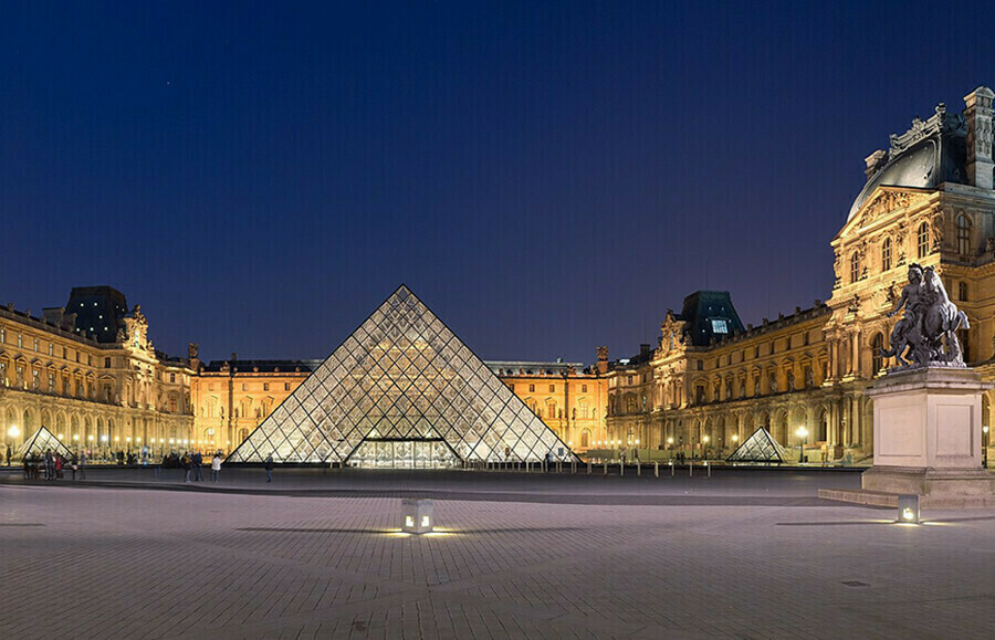 Лувр закрылся 