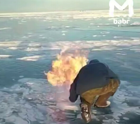 Туристы подожгли метан подо льдом Байкала видео