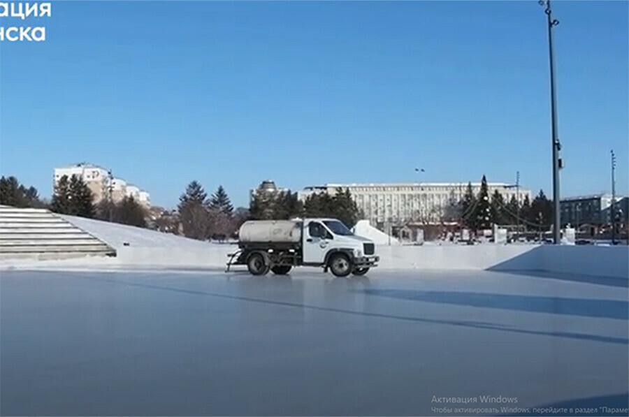 Появилось видео как на площади Ленина в Благовещенске заливают каток