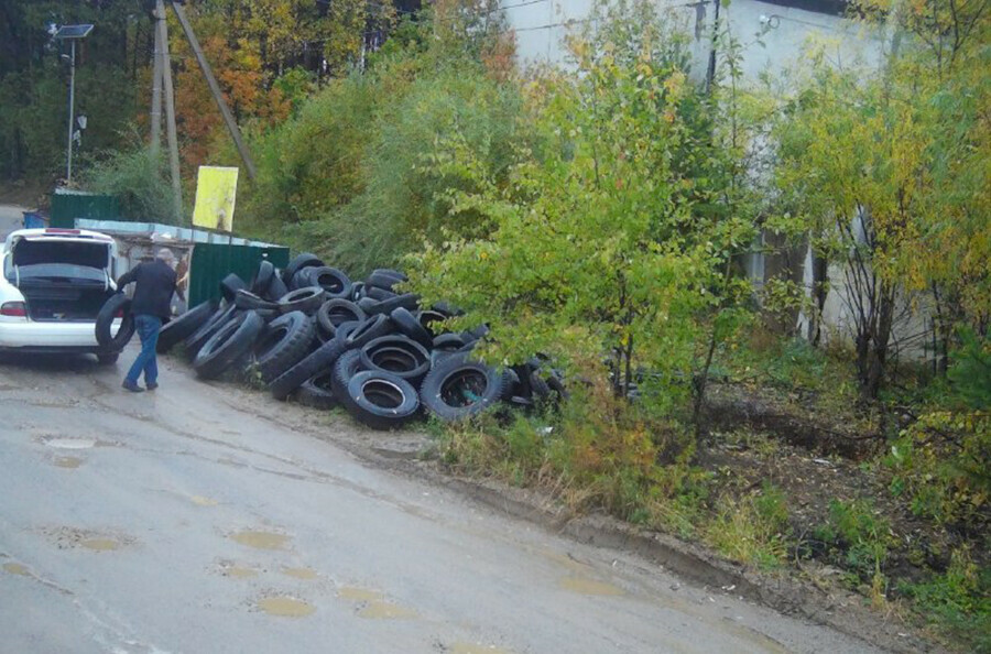 Выброшенные шины с покрышками обошлись благовещенцу в 10 тысяч рублей