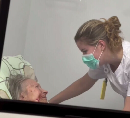 Как белая ведьма держала ее песней Медсестра пела бабушке с кровотечением пока к ней бежали врачи видео