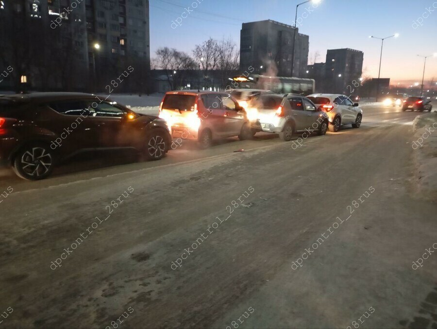 В Благовещенске утреннее массовое ДТП затруднило проезд в микрорайоне 