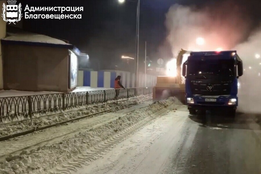 В Благовещенске снежные навалы начали убирать поновому видео