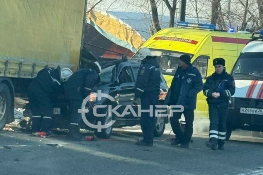 Кроссовер влетел в фуру в Благовещенске На месте пришлось работать спасателям видео