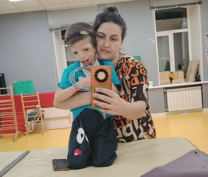 6летний амурчанин Марк Савченко с редким синдромом начал ходить после реабилитации
