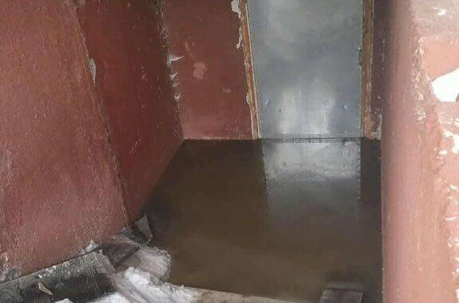 Дома затапливают сточные воды в поселке Аэропорт возникла новая проблема 