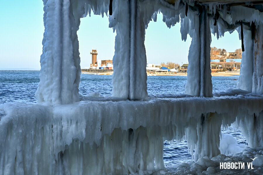 Амурский залив во Владивостоке превратился в ледяную крепость с жителями в капюшонах фото