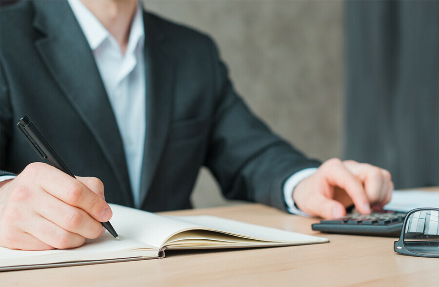 Закон освободил российских чиновников от подачи деклараций о доходах и расходах