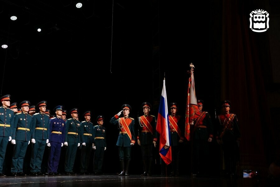 Глава Приамурья поздравил с выпуском молодых офицеров ДГВОКУ фото 