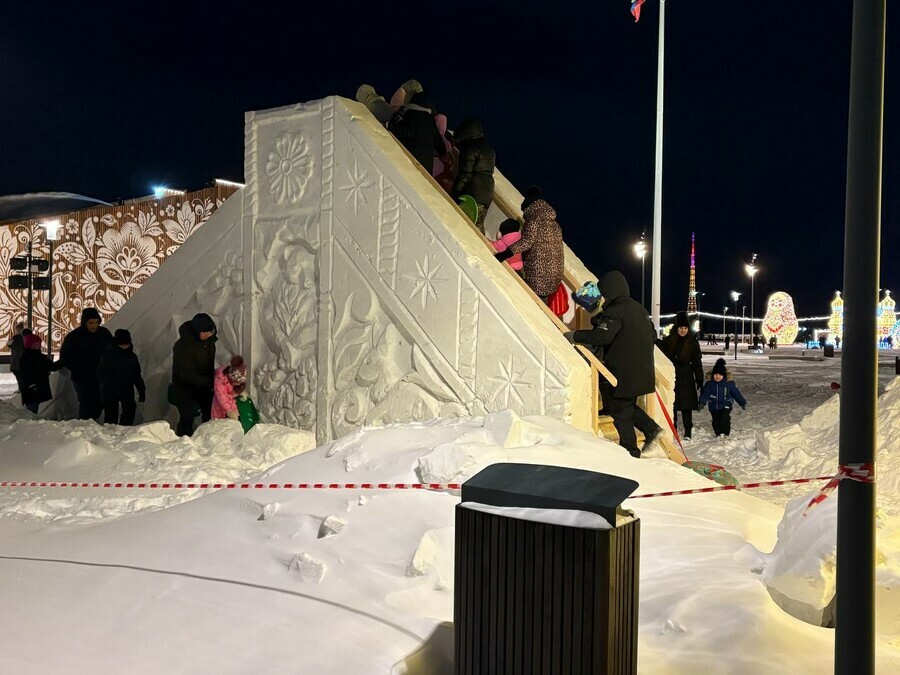 В Благовещенске открыли одну из снежных горок на площади и оригинально запретили кататься с холмов фото