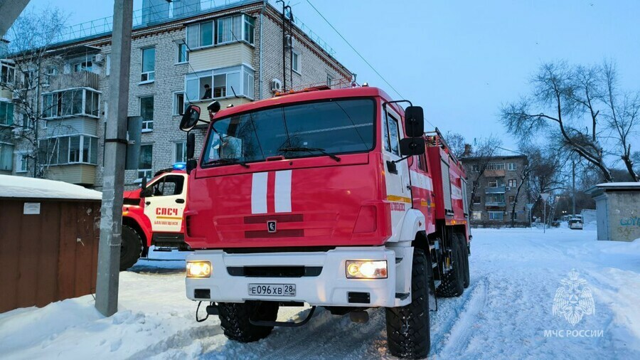 Горела кухня и вещи в комнате в Благовещенске из четырехэтажки эвакуировали людей 