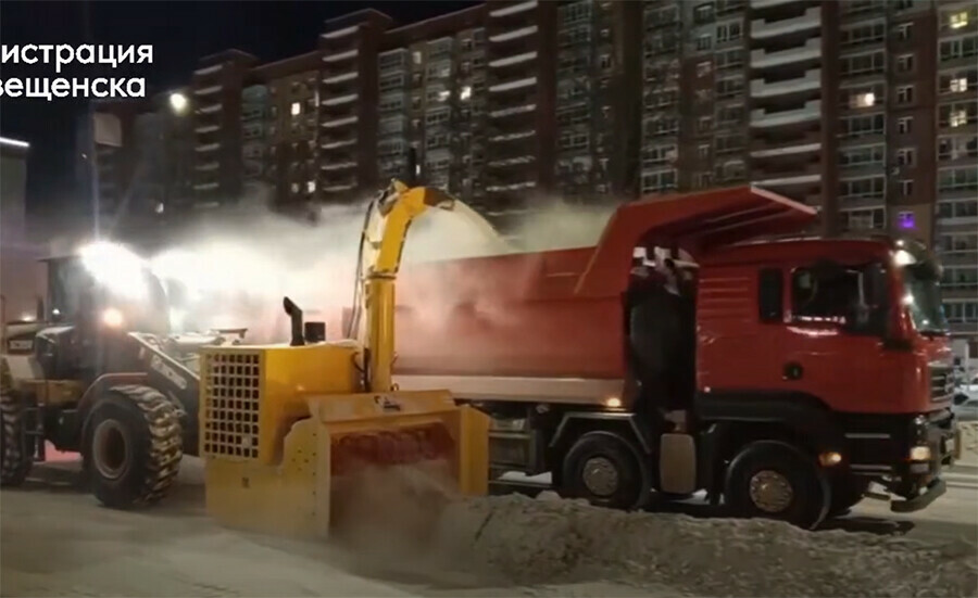 Новая техника в Благовещенске за три минуты убирает до 5 тонн снега видео