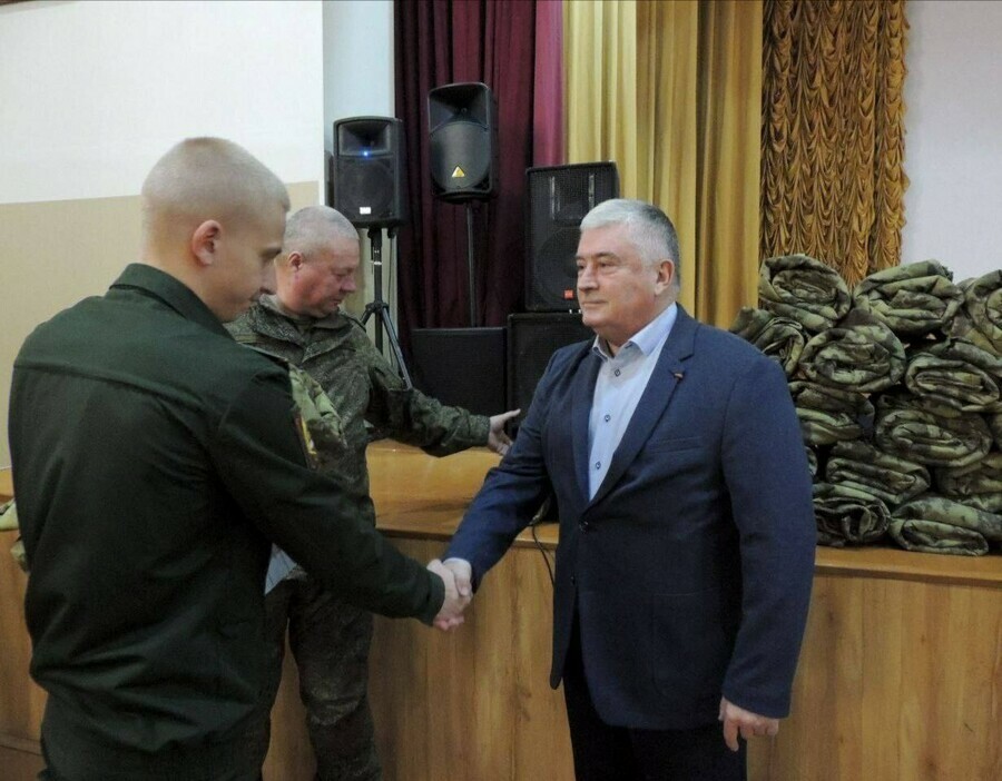 Амурские предприниматели передали выпускникам ДВОКУ антидроновые накидки