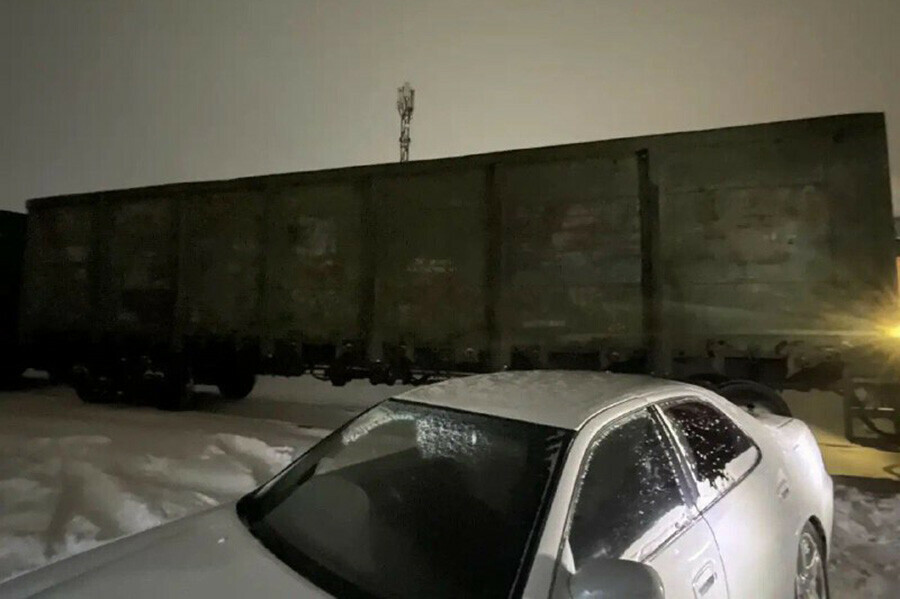 В Благовещенске локомотив столкнулся с автомобилем в котором были двое