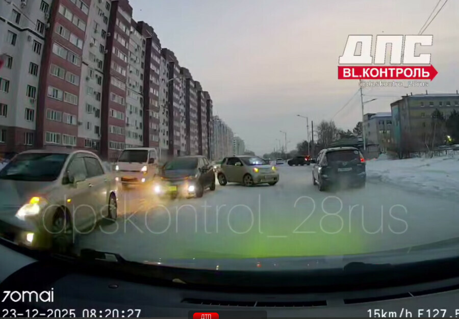 В Благовещенске изза утреннего ДТП затруднено движение на оживленной улице