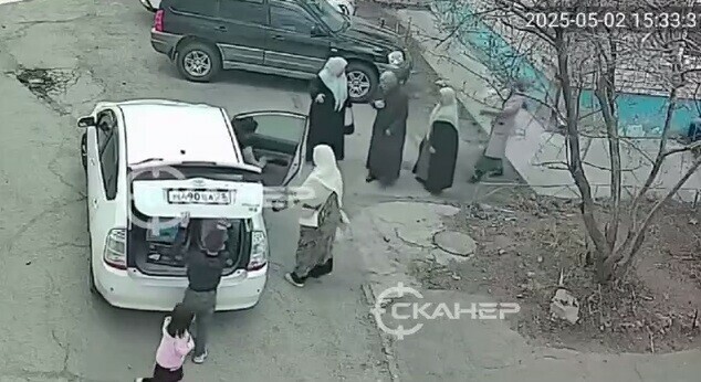 В Благовещенске оштрафовали водителя Toyota Prius который посадил в салон 9 человек и оставил мусор на улице 