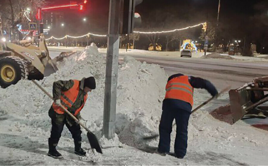 С начала снегопада с улиц Благовещенска вывезли больше тысячи тонн снега