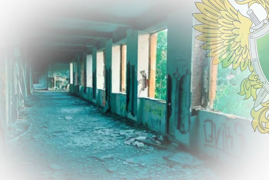 В Февральске стоит опасное заброшенное здание с открытым доступом