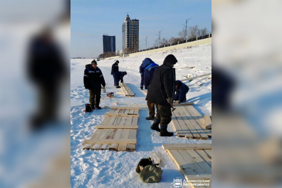 На пляже Серебряной мили сделали деревянный спуск к купели
