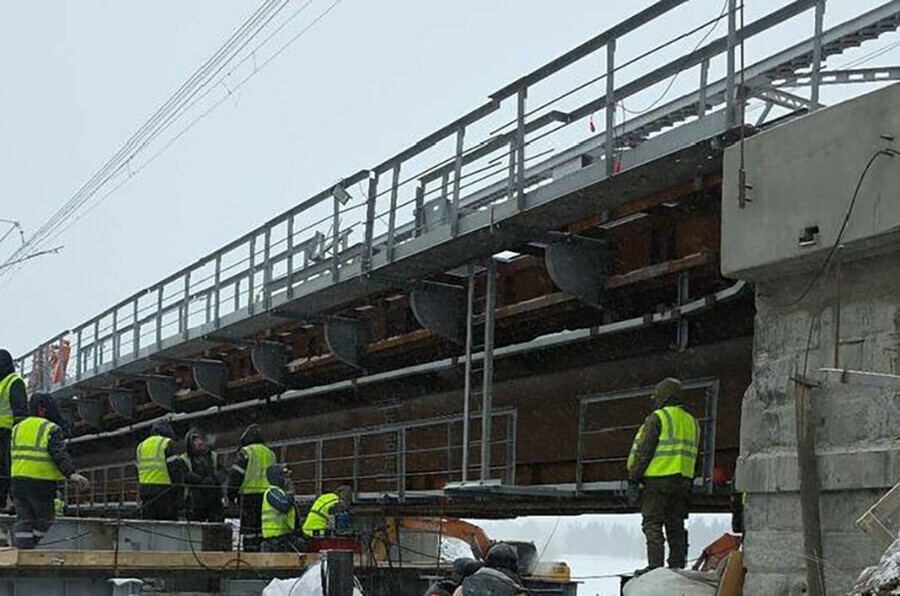 В Приамурье смонтировали пролет железнодорожного моста 1912 года постройки 