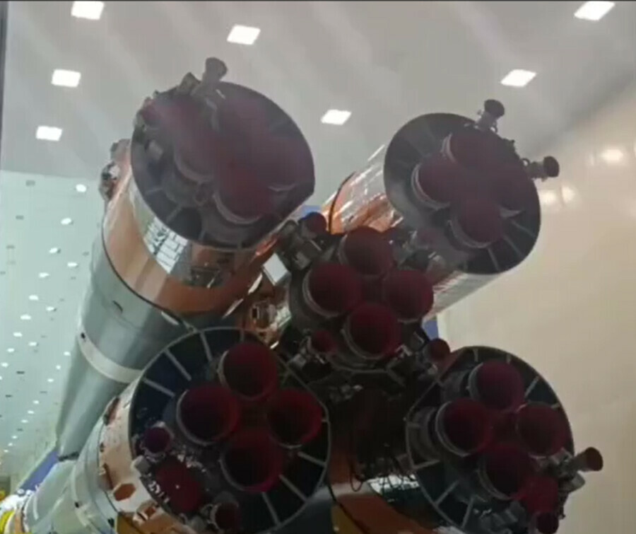 На космодроме Восточный вывезли ракету на стартовый комплекс видео