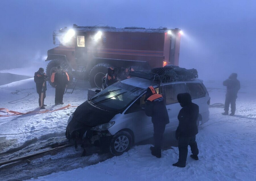 В Якутске под лед ушла машина с людьми Погиб ребенок
