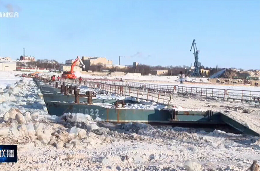 Между Благовещенском и Хэйхэ заканчивают установку понтонного моста видео