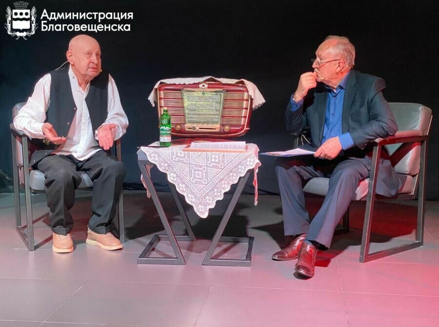 Заслуженному художнику России амурчанину Вадиму Кондратьеву вручили благодарность мэра