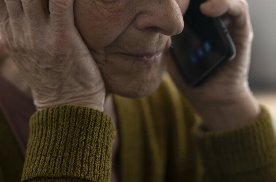 Дропперы из Крыма уговорили престарелую благовещенку перевести им 200 тысяч рублей