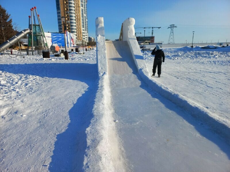 В Благовещенске разрушат недавно построенные ледовые горки и фигуры Подрядчика который возводил снежноледовый городок власти назвали недобросовестным