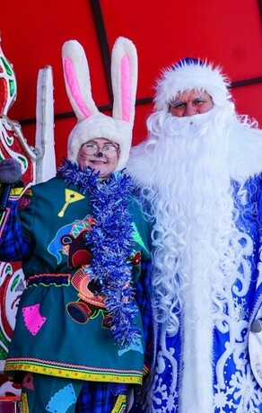 Конёкгорбунок и Баттл Дедов Морозовблаговещенцев приглашают на площадь проводить 2025 год 