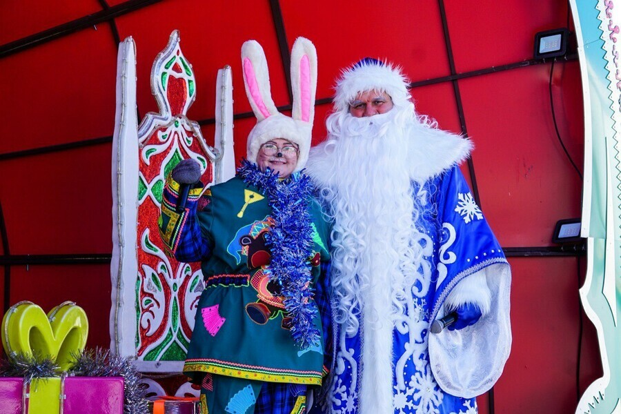 Конёкгорбунок и Баттл Дедов Морозовблаговещенцев приглашают на площадь проводить 2025 год 