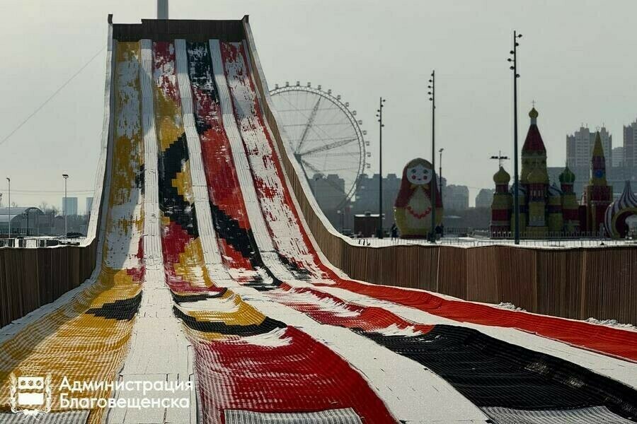 В новогоднюю ночь тюбинговая горка на площади Благовещенска будет работать до трех часов ночи