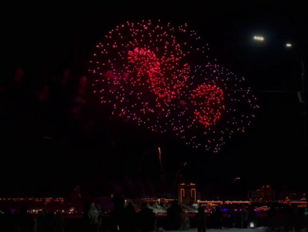 Китайский Хэйхэ признался в горячей любви к России сердечным новогодним фейерверком видео