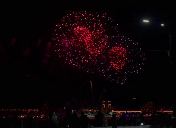 Китайский Хэйхэ признался в горячей любви к России сердечным новогодним фейерверком видео