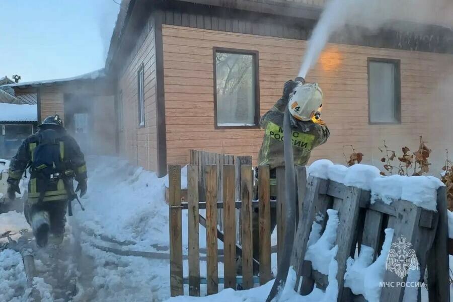 Крыша жилого дома сгорела в Приамурье фото видео 