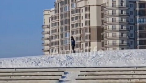 На холмах в Благовещенске люди решили обойти запрет катания на тюбингах и придумали новый способ передвижения видео