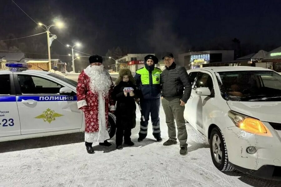 Амурчан на дорогах останавливал Дед Мороз и Снегурочка 