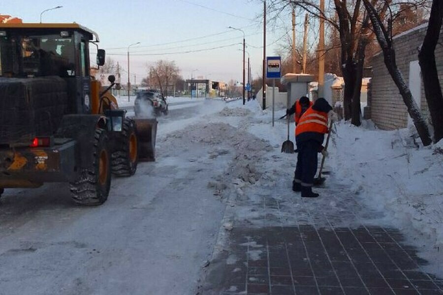 Тротуары остановки Благовещенск продолжают убирать от наледи видео 