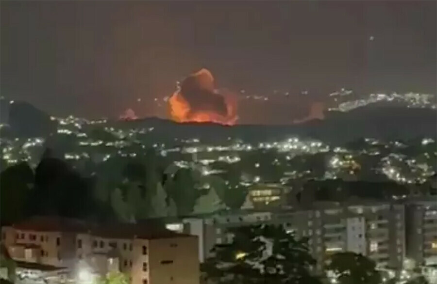 Люди бегут из города над столицей Венесуэлы кружат самолеты и гремят взрывы видео