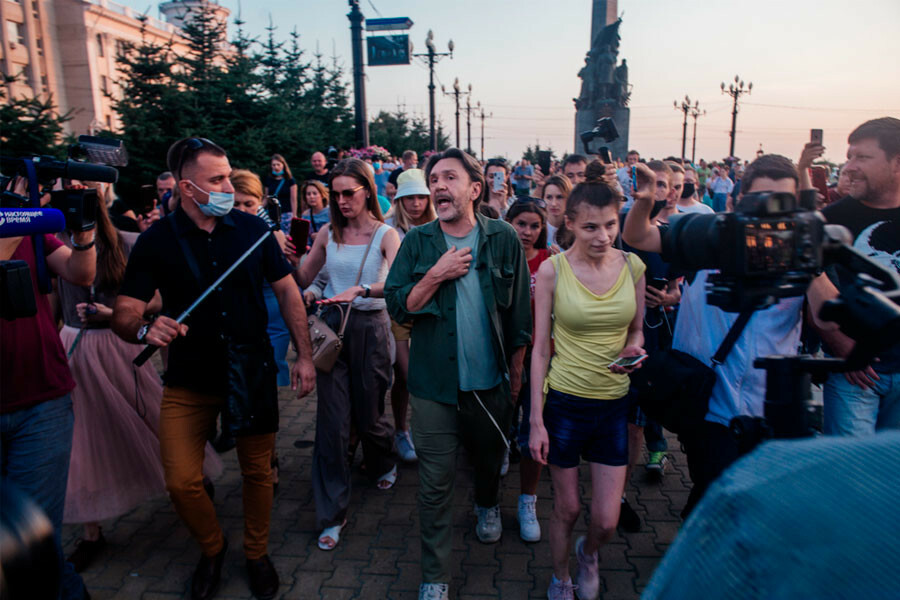 В несанкционированной акции в Хабаровске принял участие Сергей Шнуров