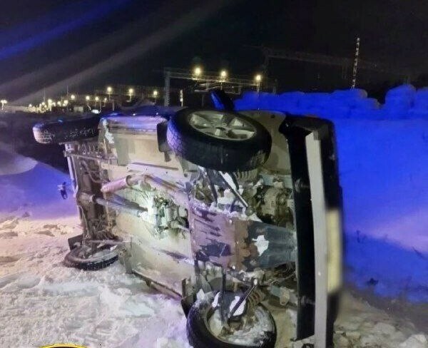 В Амурской области ночью в 30градусный мороз перевернулся автомобиль Люди начали замерзать