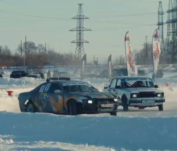 В Благовещенске прошли зрелищные заезды дрифтеров перед ЗимФестАмур2026 видео