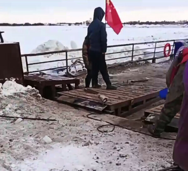 Части понтонного моста Благовещенск  Хэйхэ соединили видео