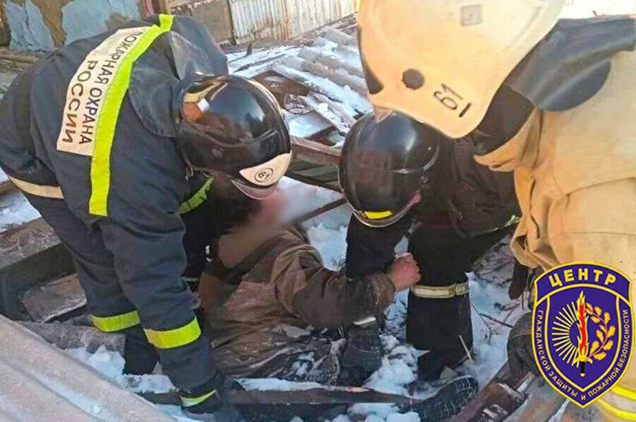 В Архаре рухнуло старое здание под обломками оказался мужчина